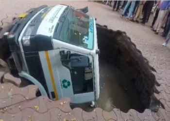 धक्कादायक! रस्त्यात अचानक पडलेल्या खड्ड्यात संपूर्ण ट्रक फसला