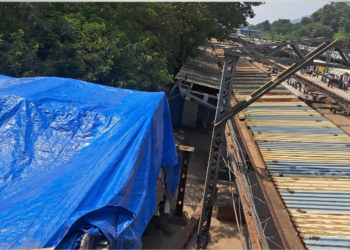 कर्जत स्थानकात सरकता जिना तयार