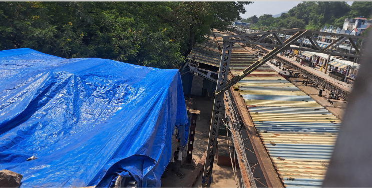 कर्जत स्थानकात सरकता जिना तयार