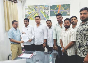 खड्ड्यांची तातडीने दुरुस्ती करावी