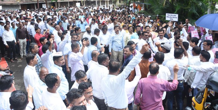 शिक्षकांचा जिल्हाधिकारी कार्यालयावर मोर्चा