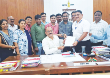 प्रलंबित मागण्यांसाठी राज्य सरकारी कर्मचार्‍यांची निदर्शने