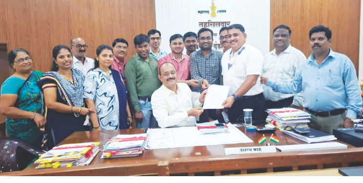 प्रलंबित मागण्यांसाठी राज्य सरकारी कर्मचार्‍यांची निदर्शने