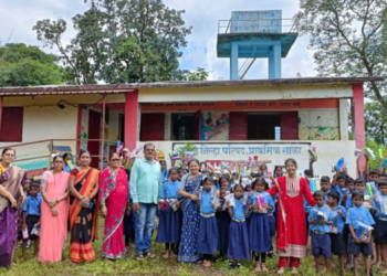 शाळेसाठी शैक्षणिक साहित्याची भेट