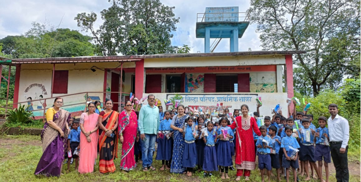 शाळेसाठी शैक्षणिक साहित्याची भेट