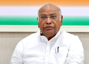 भरसभेत खरगेंची प्रकृती बिघडली