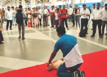 लोकल प्रवाशांना सीपीआर तंत्राचे धडे