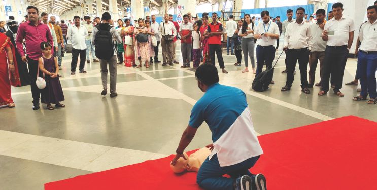 लोकल प्रवाशांना सीपीआर तंत्राचे धडे