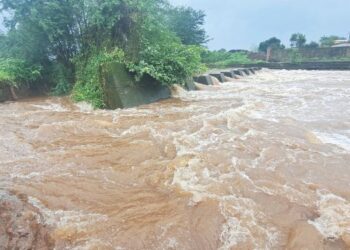 बेकरे येथील सिमेंट बंधार्‍याचा सांडवा फुटला