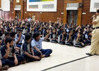 पोलिसांकडून विद्यार्थ्यांना संरक्षणाचे धडे