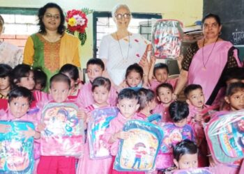 वावेघर अंगणवाडीतील मुलांना गणवेश वाटप