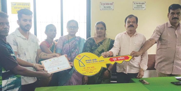 लोधीवली ग्रा.पं.कडून प्रधानमंत्री आवास घरकुल वितरण