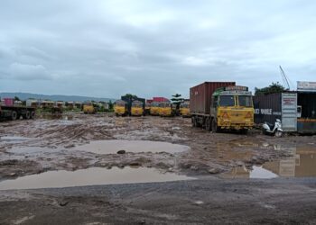 महामार्गावर अवैधरित्या ट्रेलर पार्किंग