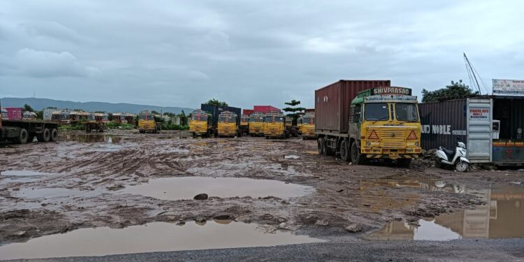 महामार्गावर अवैधरित्या ट्रेलर पार्किंग