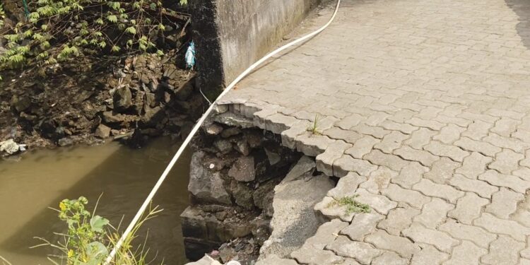 भेंडखळ साकवाचा पाया ढासळला