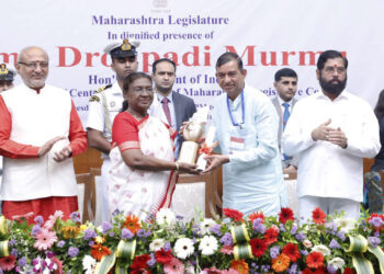 राष्ट्रपतींच्या हस्ते माजी आ. बाळाराम पाटील यांचा गौरव