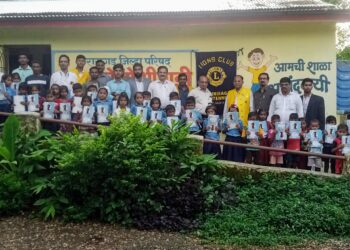 विद्यार्थ्यांना शालेय साहित्याचे वाटप