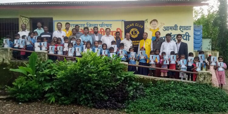 विद्यार्थ्यांना शालेय साहित्याचे वाटप