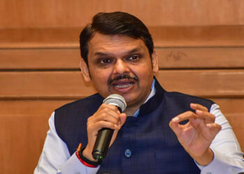 फडणवीसांच्या कार्यालयाबाहेर महिलेकडून तोडफोड