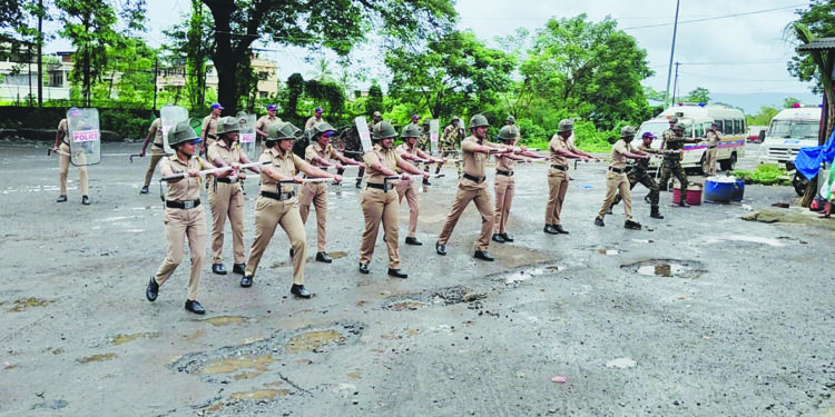 माणगावात पोलिसांचे दंगा काबू प्रात्यक्षिक