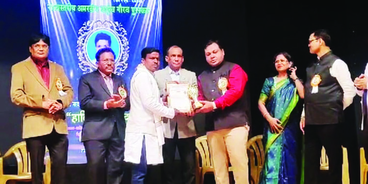 नामदेव ठाकूर यांना पुरस्कार