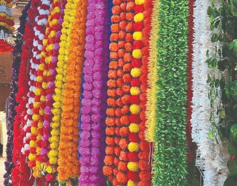 सजावटीसाठी प्लास्टिक फुलांंना मागणी