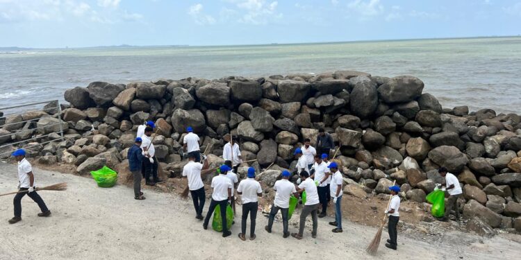 पिरवाडी चौपाटीवर स्वच्छता अभियान