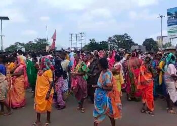 आदिवासी बांधवांचा रास्ता रोको