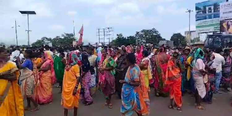 आदिवासी बांधवांचा रास्ता रोको