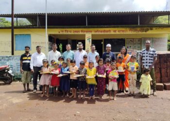 विद्यार्थ्यांना शैक्षणिक साहित्य वाटप