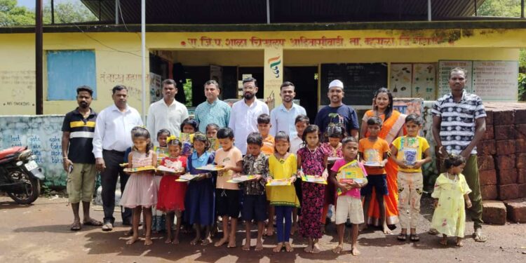 विद्यार्थ्यांना शैक्षणिक साहित्य वाटप