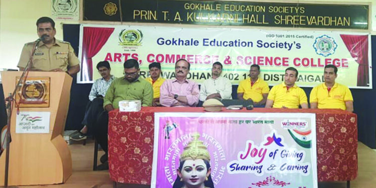 विद्यार्थ्यांनी कामाप्रती निष्ठा ठेवावी: विवेक मुगळेकर