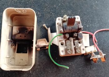 घरावर वीज पडून नुकसान