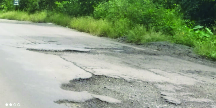 गतिरोधकासमोरच मोठमोठे खड्डे