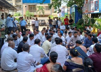 नैनाग्रस्त शेतकर्‍यांच्या अटकेचा निषेध