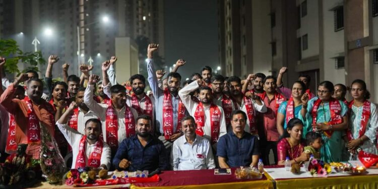 कार्यकर्त्यांचा शेकापमध्ये जाहीर प्रवेश