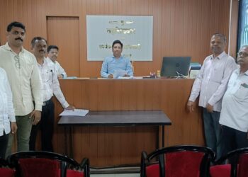 उनाड गुरांसंदर्भात तहसीलदारांना निवेदन