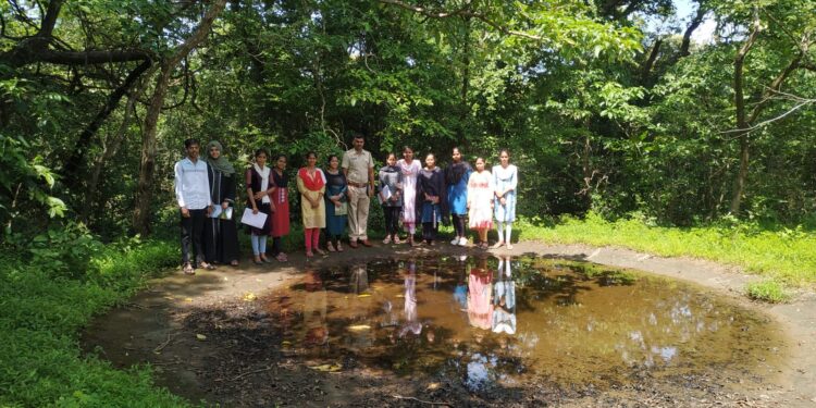 नर्सिंगच्या विद्यार्थ्यांची जंगल भ्रमंती