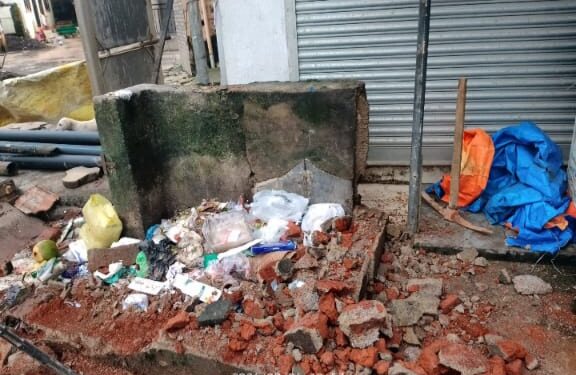 विनापरवाना कचराकुंडीची मोडतोड