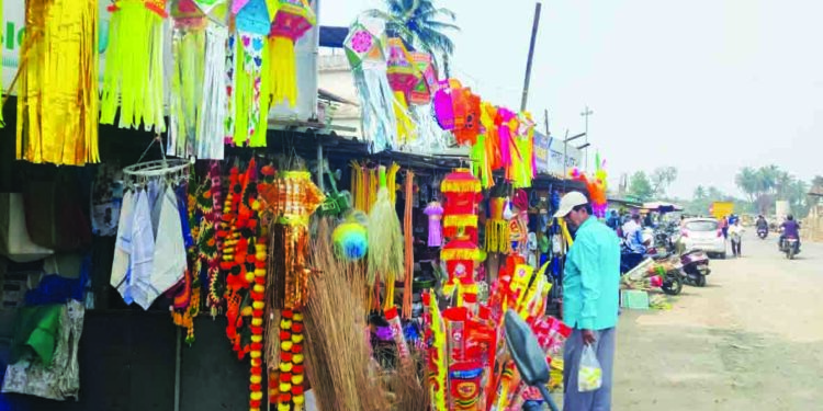 दिवाळी सणासाठी कोलाड रोहा बाजारपेठा विविध वस्तूंनी सजल्या