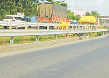 दुभाजकावर उभारले संरक्षक कठडे