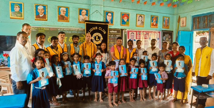 शैक्षणिक साहित्याचे वाटप