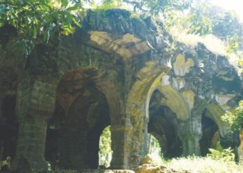 प्राचीन आसा मशिदीची दुरवस्था