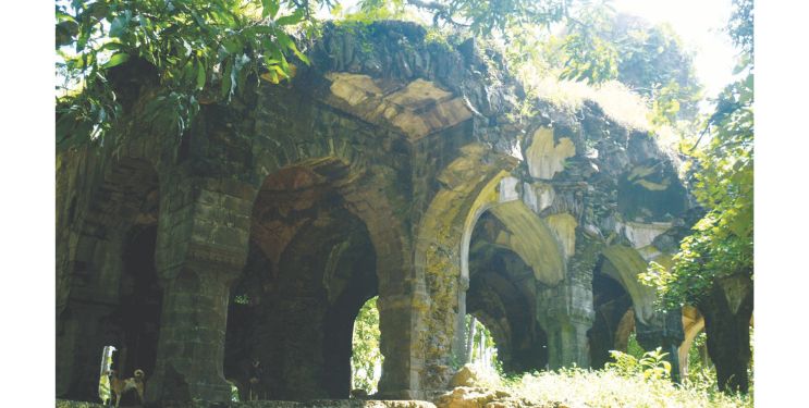 प्राचीन आसा मशिदीची दुरवस्था