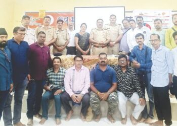 पोलीस, पत्रकारांमुळे समाजात शिस्त