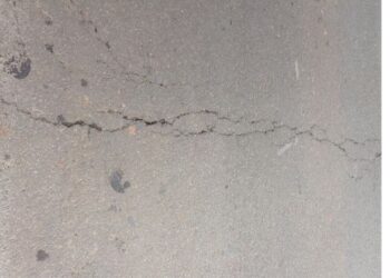 सुतारवाडी येथील पुलाला तडे