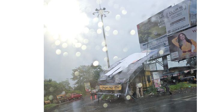 जोरदार वार्‍याने बॅनर पडला