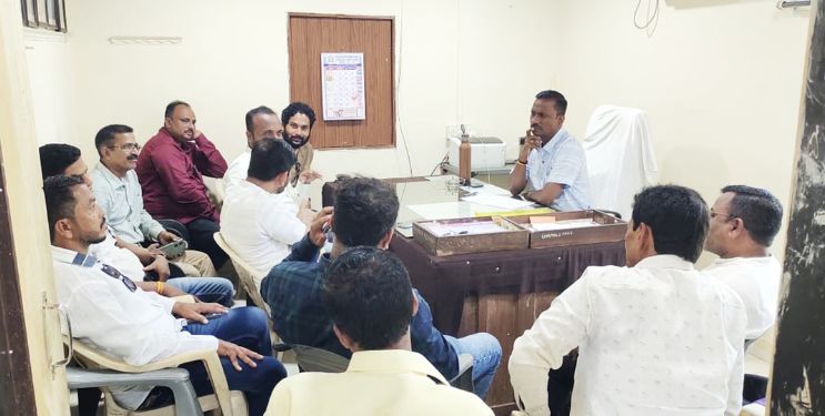 महावितरण अधिकार्‍यांना पत्रकारांचा घेराव