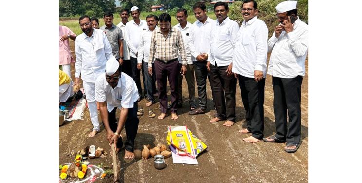 कृषी उत्पन्न बाजार समितीमध्ये बहुउद्देशीय इमारतीचे भूमिपूजन