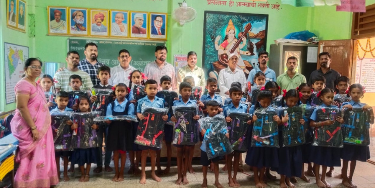 विद्यार्थ्यांच्या चेहर्‍यावर फुलले हास्य